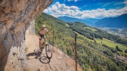 Spektakulär: mit dem Mountainbike in der Ewigen Wand hoch über Bad Goisern. 