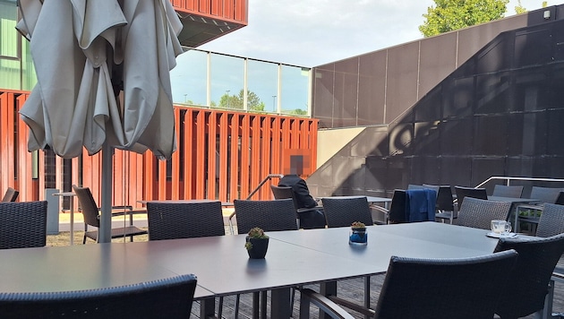 Allein wie eh und je: Der Angeklagte vor Prozessbeginn auf der Terrasse der Cafeteria am ...