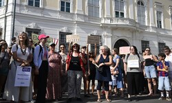 Es sei nur der Auftakt, meinten die Organisatorinnen des Frauen-Protests vor dem ...