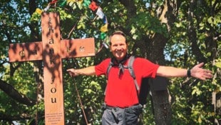 Alexander Rüdiger bei seinem Dankeskreuz auf dem Parapluieberg im Wienerwald.