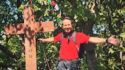 Alexander Rüdiger bei seinem Dankeskreuz auf dem Parapluieberg im Wienerwald.