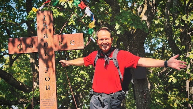 Alexander Rüdiger bei seinem Dankeskreuz auf dem Parapluieberg im Wienerwald.