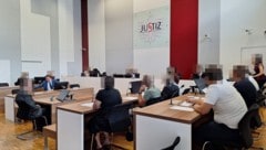 Im großen Schwurgerichtssaal musste der 53-Jährige dann vor 17 Leuten eingestehen, wie es um ...