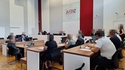 Im großen Schwurgerichtssaal musste der 53-Jährige dann vor 17 Leuten eingestehen, wie es um ...