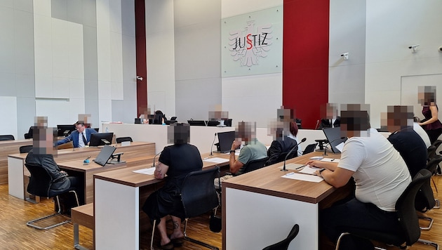 Im großen Schwurgerichtssaal musste der 53-Jährige dann vor 17 Leuten eingestehen, wie es um ...