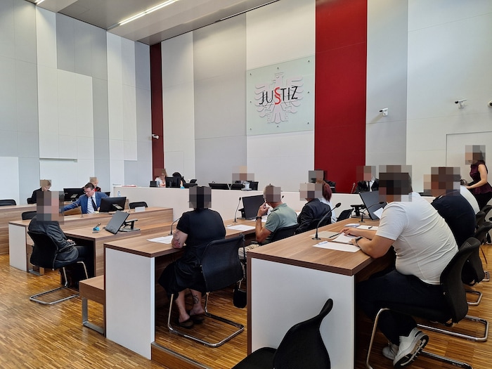 Im großen Schwurgerichtssaal musste der 53-Jährige dann vor 17 Leuten eingestehen, wie es um ...