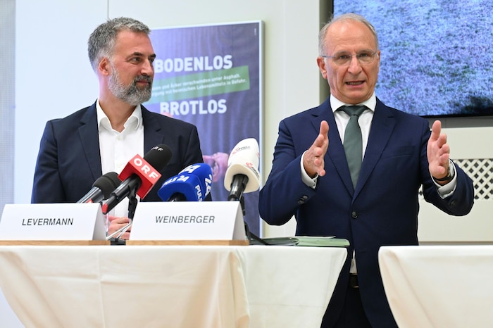 Weinberger (re.) mit Forscher Anders Levermann.