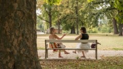 Hier kann geplaudert werden: das neue, weiß gestrichene Bankerl im Grazer Augarten