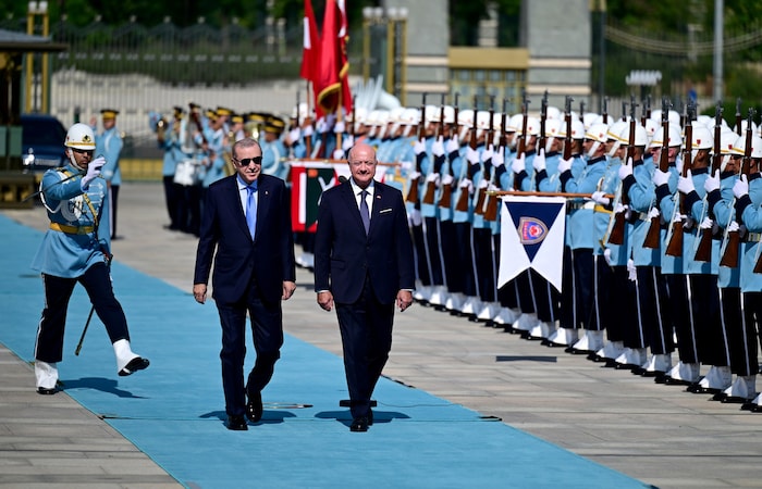 Der Kanzler wurde am Nachmittag mit militärischen Ehren im Präsidentenpalast von Ankara ...