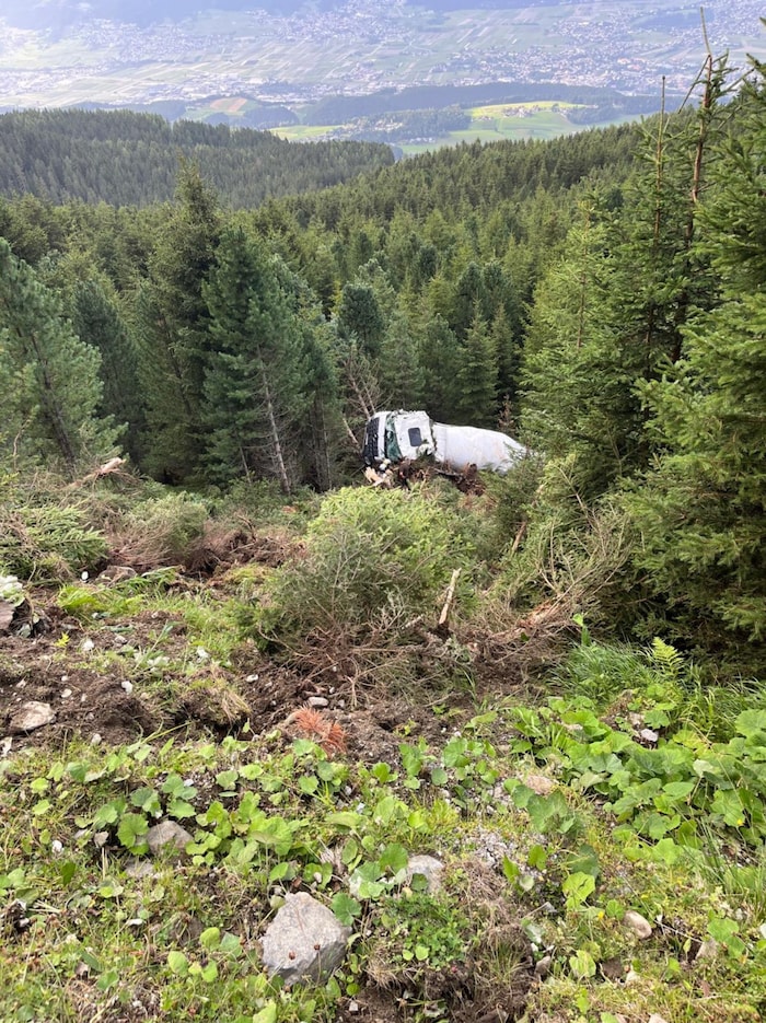 Über diesen Hang stürzte der Lkw ab.