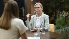 Leonore Gewessler eröffnete die Reihe der ORF-„Sommergespräche“ bei Simone Stribl.