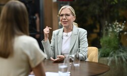 Leonore Gewessler eröffnete die Reihe der ORF-„Sommergespräche“ bei Simone Stribl.