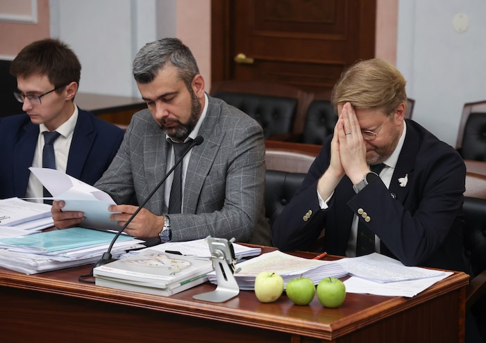 „Jabloko“-Parteichef Nikolaj Rybakow (rechts) mit seinen Anwälten im Gerichtssaal