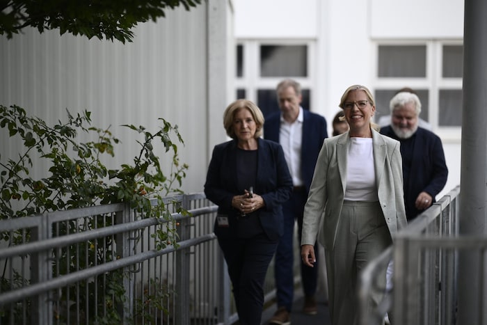 Gewessler bei der Ankunft am Küniglberg, umringt von Ingrid Thurnher und ORF-Chefredakteur ...