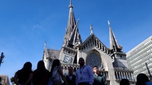 Bei dem Beben wurde auch der Turm der Kathedrale von Manizales (Stadt in Zentralkolumbien) ...