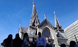 Bei dem Beben wurde auch der Turm der Kathedrale von Manizales (Stadt in Zentralkolumbien) ...