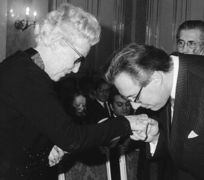 Unterrichtsminister Herbert Moritz ehrte Erika Mitterer 1985 mit dem Ehrenzeichen für ...