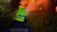 Einsatzkräfte kämpften gegen die Flammen.
