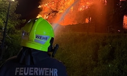 Einsatzkräfte kämpften gegen die Flammen.