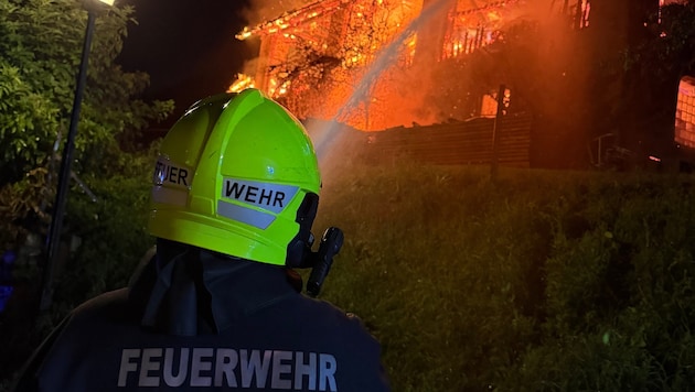 Einsatzkräfte kämpften gegen die Flammen.