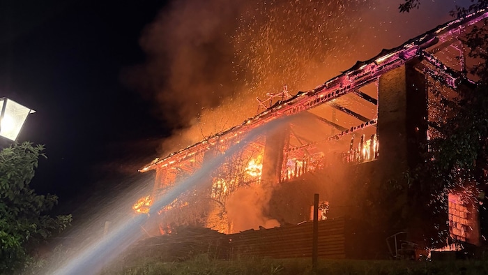 Mehr als 220 Feuerwehrkräfte bekämpften das Feuer