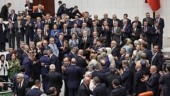 Applaus von zahlreichen türkischen Abgeordneten nach erfolgter Abstimmung