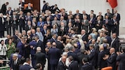 Applaus von zahlreichen türkischen Abgeordneten nach erfolgter Abstimmung