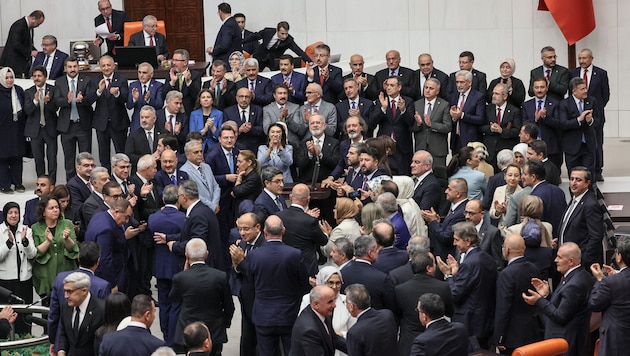 Applaus von zahlreichen türkischen Abgeordneten nach erfolgter Abstimmung