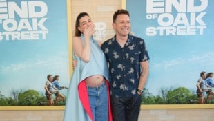 Anne Hathaway kann über die wilden Gerüchte darüber, ihr Babybauch sei gar nicht echt, nur ...