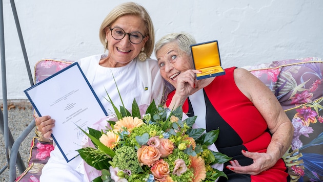 Die Jazz Gitti war bestens gelaunt: Landeshauptfrau Johanna Mikl-Leitner bei der Übergabe der ...