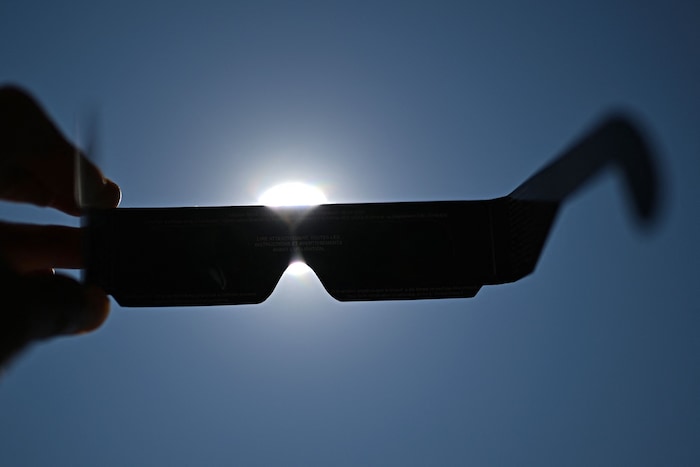Spezielle Sonnenschutzbrillen sind für das Beobachten der „Sofi“ unerlässlich.