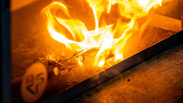 Der Akku stand beim Eintreffen der Feuerwehren bereits in Flammen (Symbolbild)
