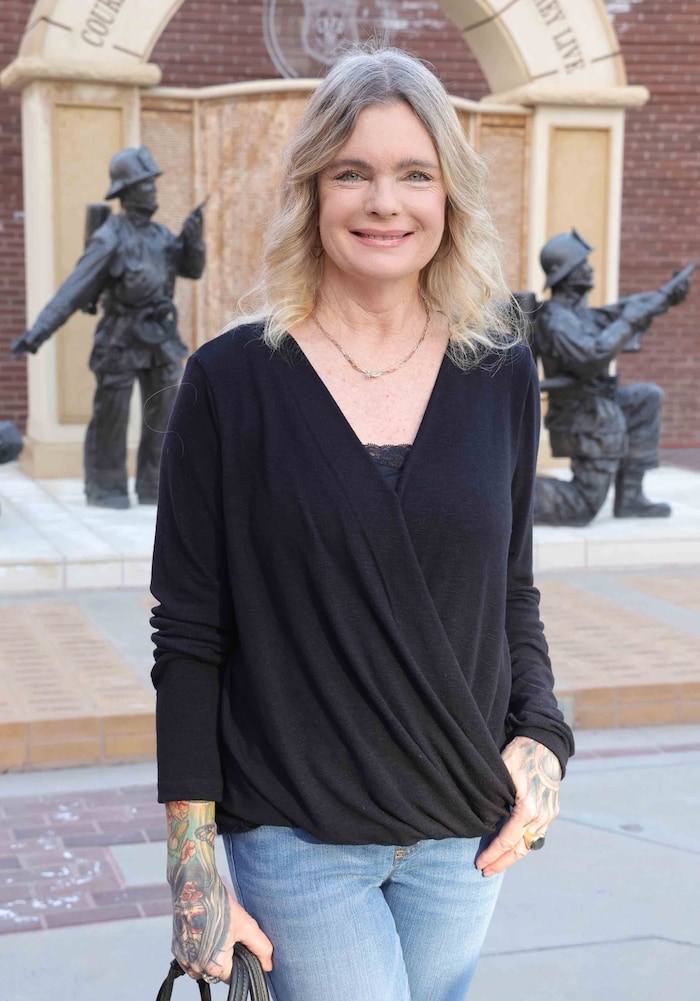 Mit 56 Jahren startet Erika Eleniak auf OnlyFans durch und verspricht viele Einblicke in ihr ...