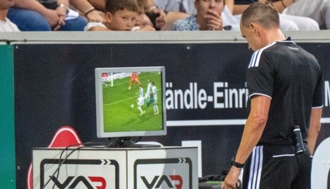 Die Überprüfung einer Spielszene durch den VAR soll künftig nicht länger als 60 bis 90 Sekunden ...