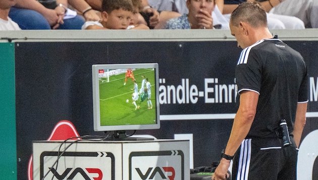 Die Überprüfung einer Spielszene durch den VAR soll künftig nicht länger als 60 bis 90 Sekunden ...