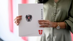 Die MA 35 ist in Wien für die Verleihung der Staatsbürgerschaft zuständig. Hier freut sich eine ...