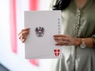 Die MA 35 ist in Wien für die Verleihung der Staatsbürgerschaft zuständig. Hier freut sich eine ...