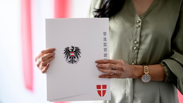 Die MA 35 ist in Wien für die Verleihung der Staatsbürgerschaft zuständig. Hier freut sich eine ...
