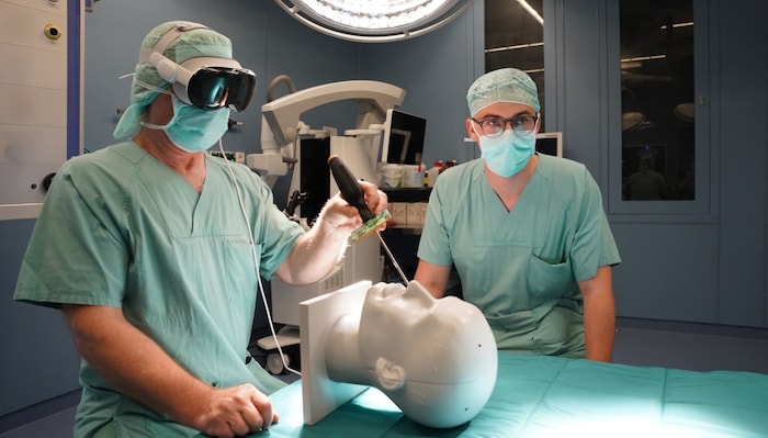 Der operierende Arzt kann sein Instrument dank der in einer Datenbrille visualisierten, realen ...