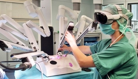 Robotersysteme, die Bewegungsbefehle des Chirurgen hochpräzise, in Echtzeit und millimetergenau ...
