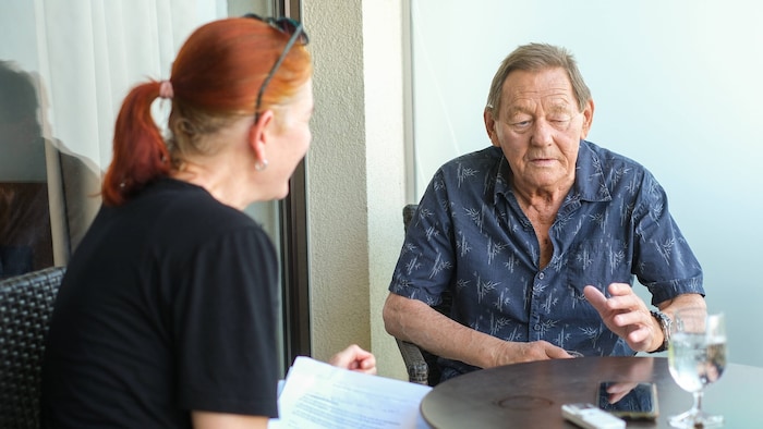 Wolfgang Ambros beim Interview mit „Krone“-Redakteurin Elisabeth Rathenböck