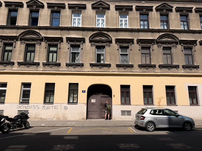 Im Innenhof dieses Gebäudes wurde das Opfer entdeckt.