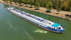Schiffe mit Schwergut können die Donau aktuell nicht befahren.