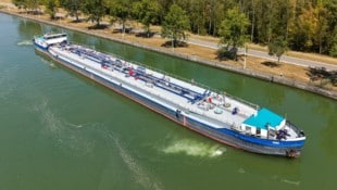 FOTOKERSCHI / WERNER KERSCHBAUMMAYR Schiffe mit Schwergut können die Donau aktuell nicht befahren.