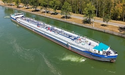 Schiffe mit Schwergut können die Donau aktuell nicht befahren.