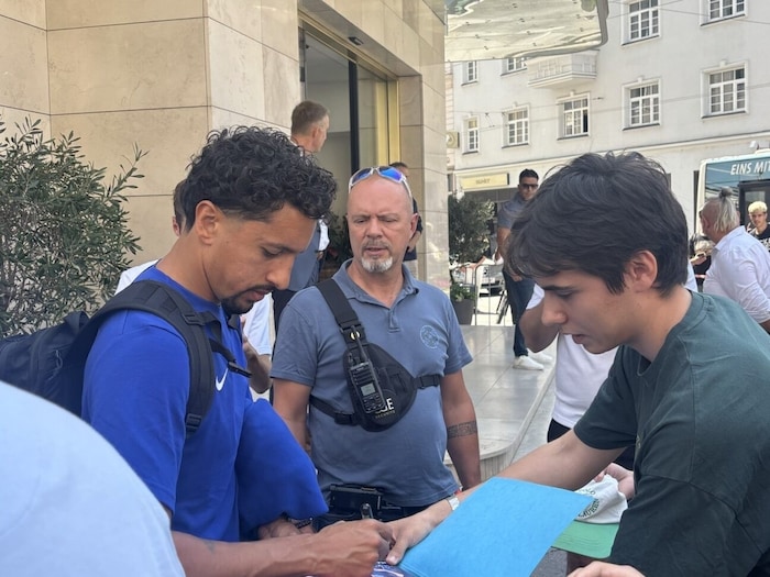 PSG-Kapitän Marquinhos schrieb Autogramme.