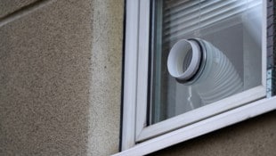 APA/MAX HERBST Klimageräte mit Abluftschlauch sind im Einsatz.