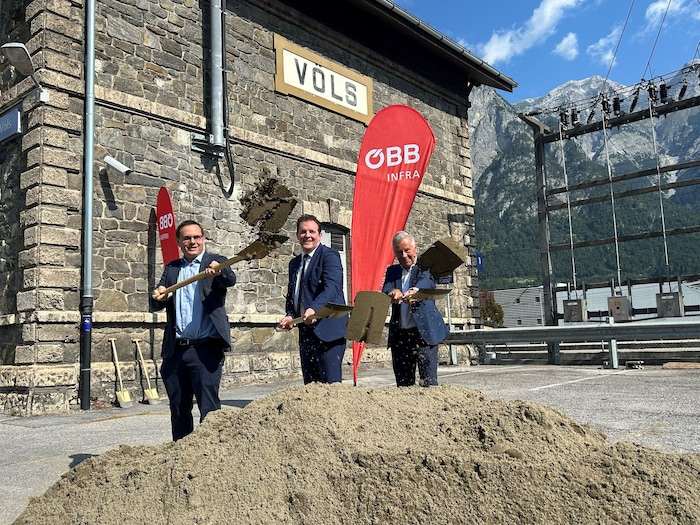 ÖBB-Regionalleiter Manuel Kieninger, LR René Zumtobel und der Völser BM Peter Lobenwein (v.l.) ...