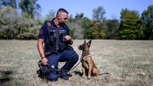 Welpe „Ferox“ ist neu bei der Polizei. Mit Christopher O. wird er nun ausgebildet.
