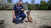 Welpe „Ferox“ ist neu bei der Polizei. Mit Christopher O. wird er nun ausgebildet.